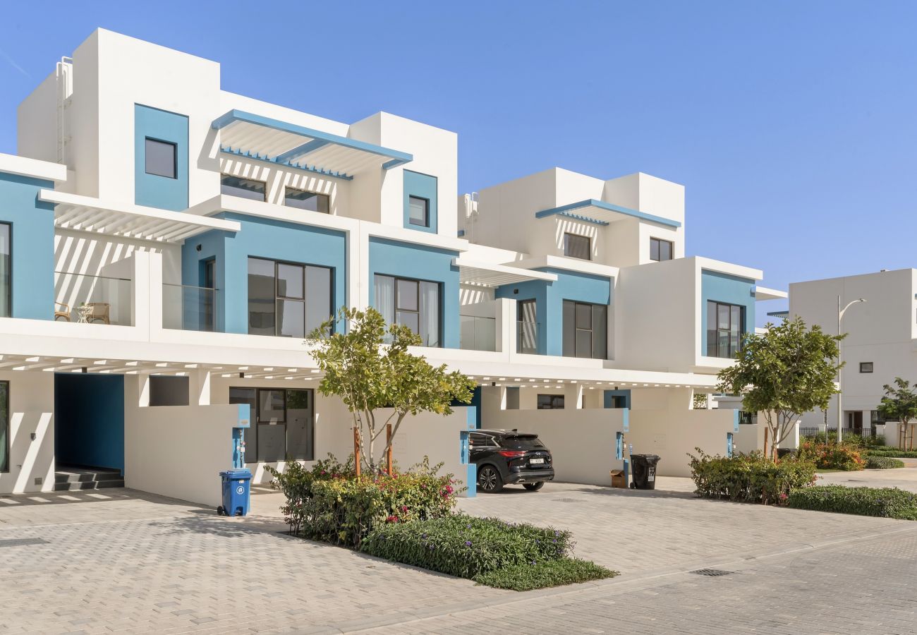 Townhouse in Dubai - Modern 4 BD Townhouse with Private Garden in Damac Lagoons