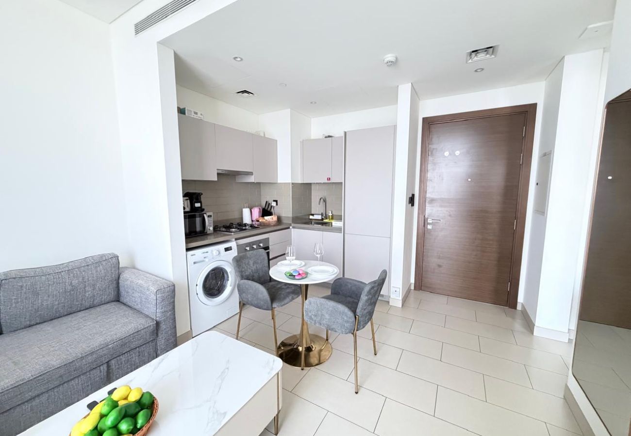 Apartment in Dubai - Modern 1 BD with Balcony & Community Views