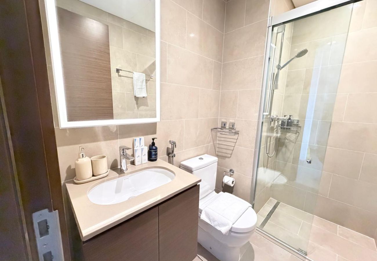 Apartment in Dubai - Modern 1 BD with Balcony & Community Views