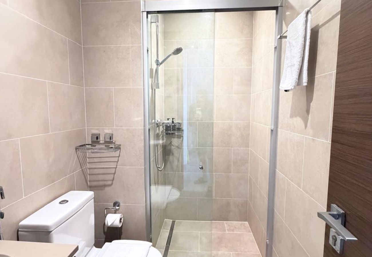 Apartment in Dubai - Modern 1 BD with Balcony & Community Views