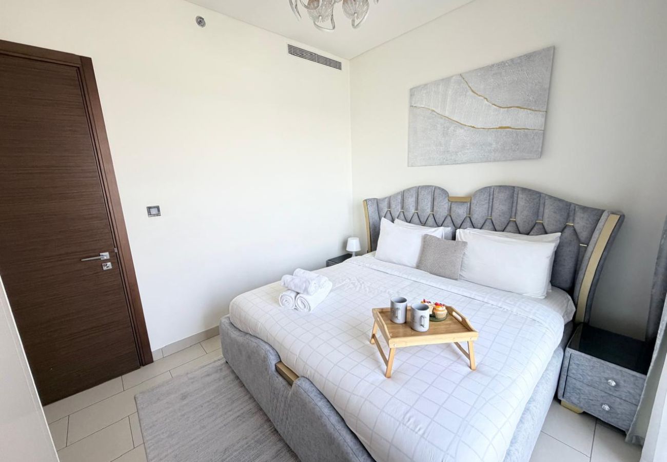 Apartment in Dubai - Modern 1 BD with Balcony & Community Views