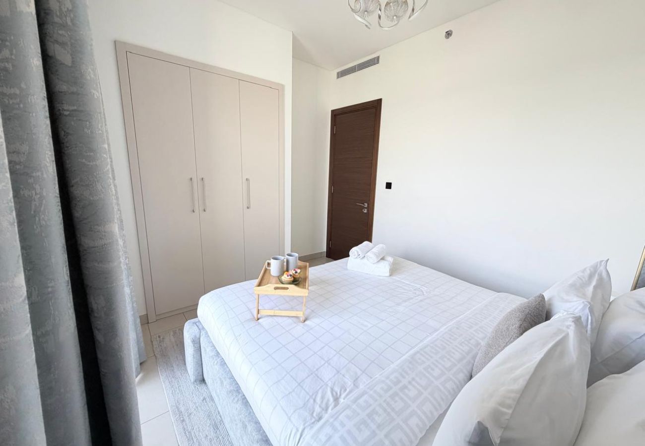 Apartment in Dubai - Modern 1 BD with Balcony & Community Views