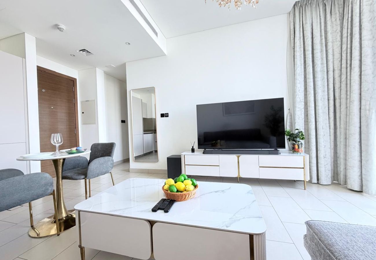 Apartment in Dubai - Modern 1 BD with Balcony & Community Views