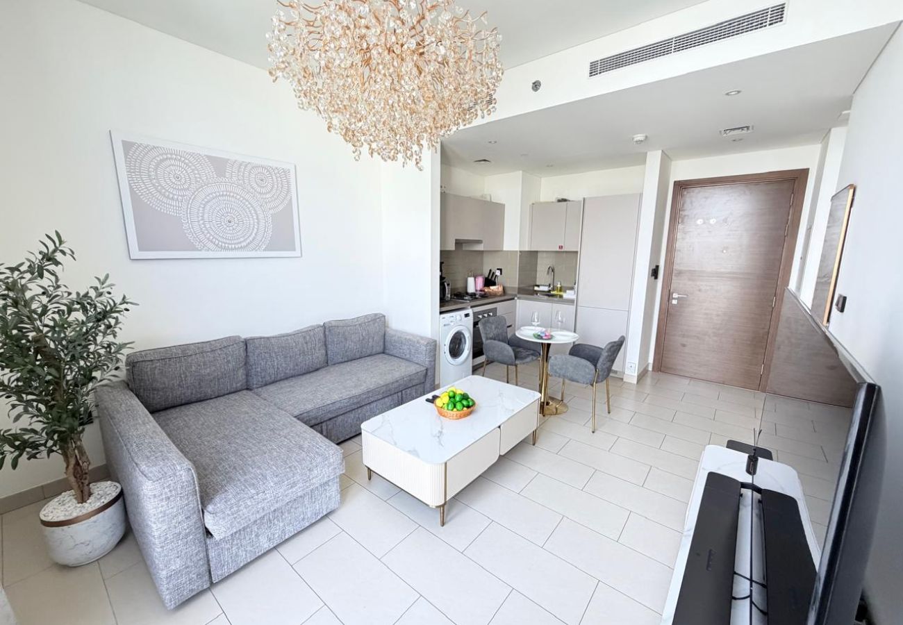 Apartment in Dubai - Modern 1 BD with Balcony & Community Views