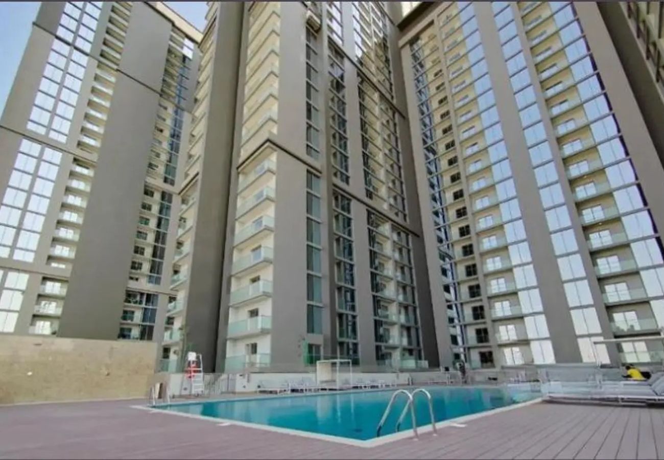 Apartment in Dubai - Modern 1 BD with Balcony & Community Views