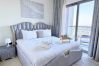 Apartment in Dubai - Modern 1 BD with Balcony & Community Views