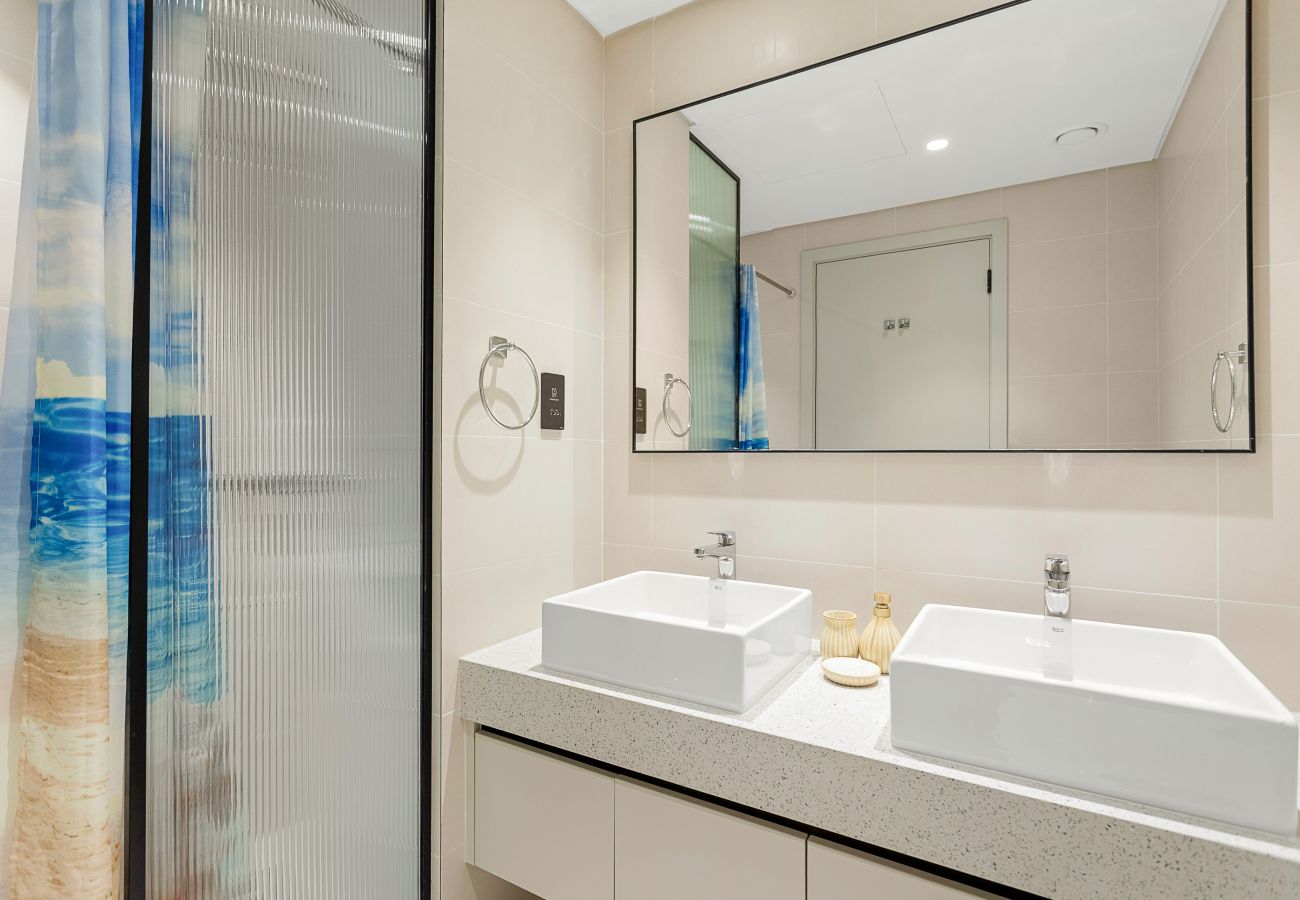 Apartment in Dubai - Beachfront 2 BD Apartment With Sea View