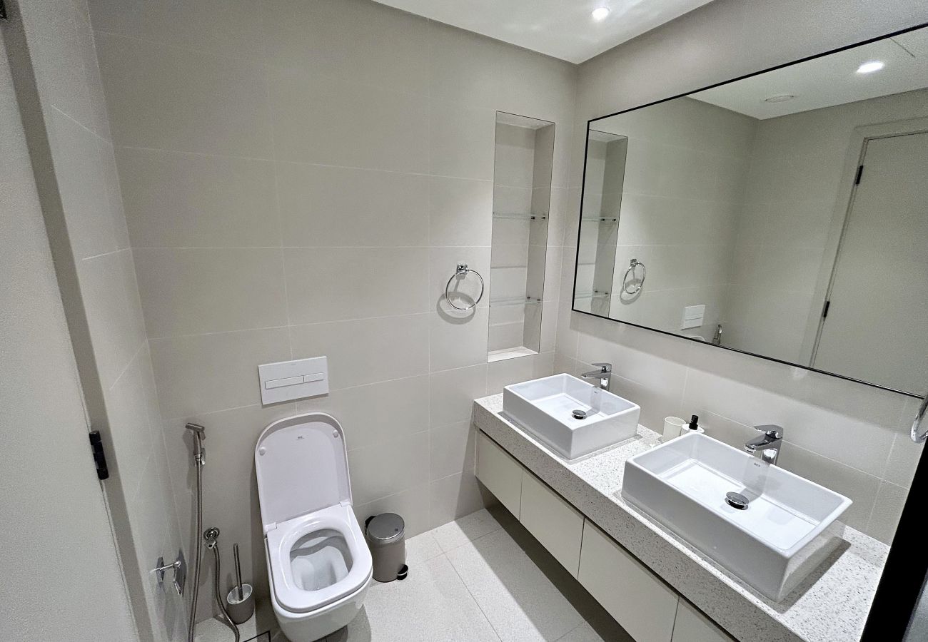 Apartment in Dubai - Luxury 2 BD Waterfront Apartment at Marina Vista