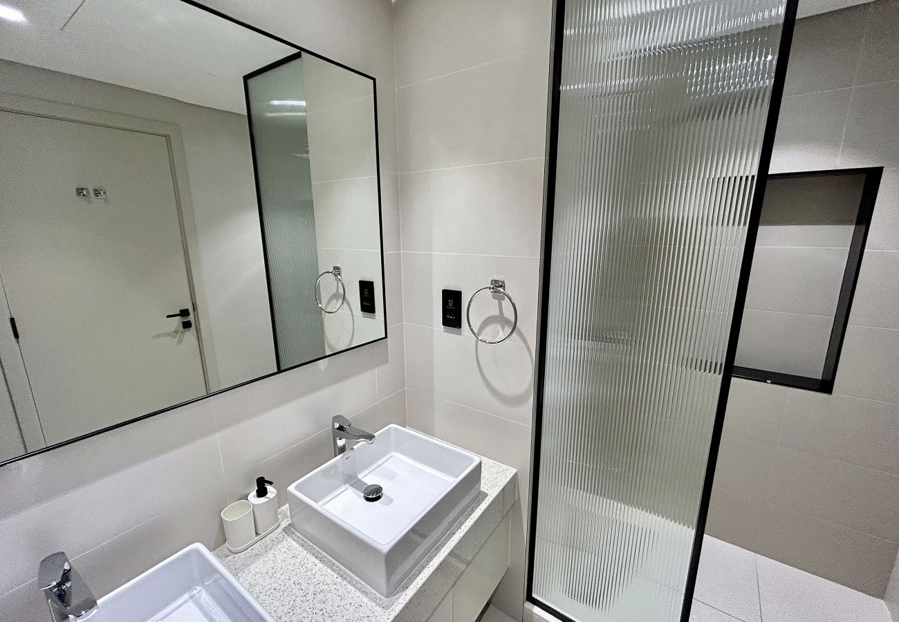 Apartment in Dubai - Luxury 2 BD Waterfront Apartment at Marina Vista