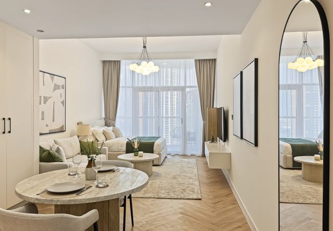 Apartment in Dubai - Brand-New Stylish Studio | Canal & Burj Khalifa Views | Business Bay