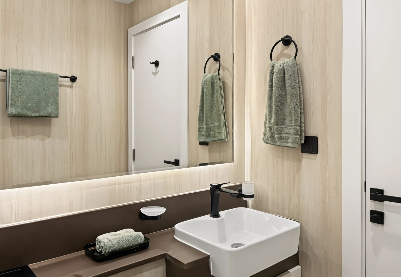 Apartment in Dubai - New Stylish Studio | Canal & Burj Khalifa Views
