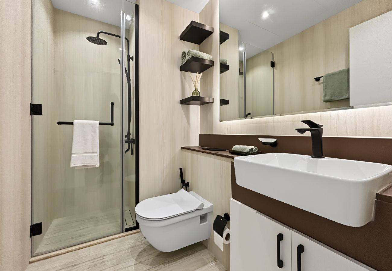Apartment in Dubai - New Stylish Studio | Canal & Burj Khalifa Views