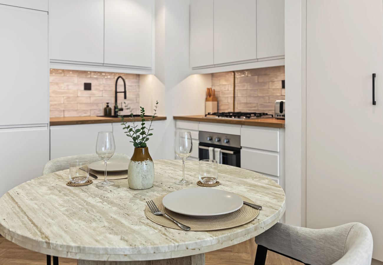 Apartment in Dubai - New Stylish Studio | Canal & Burj Khalifa Views