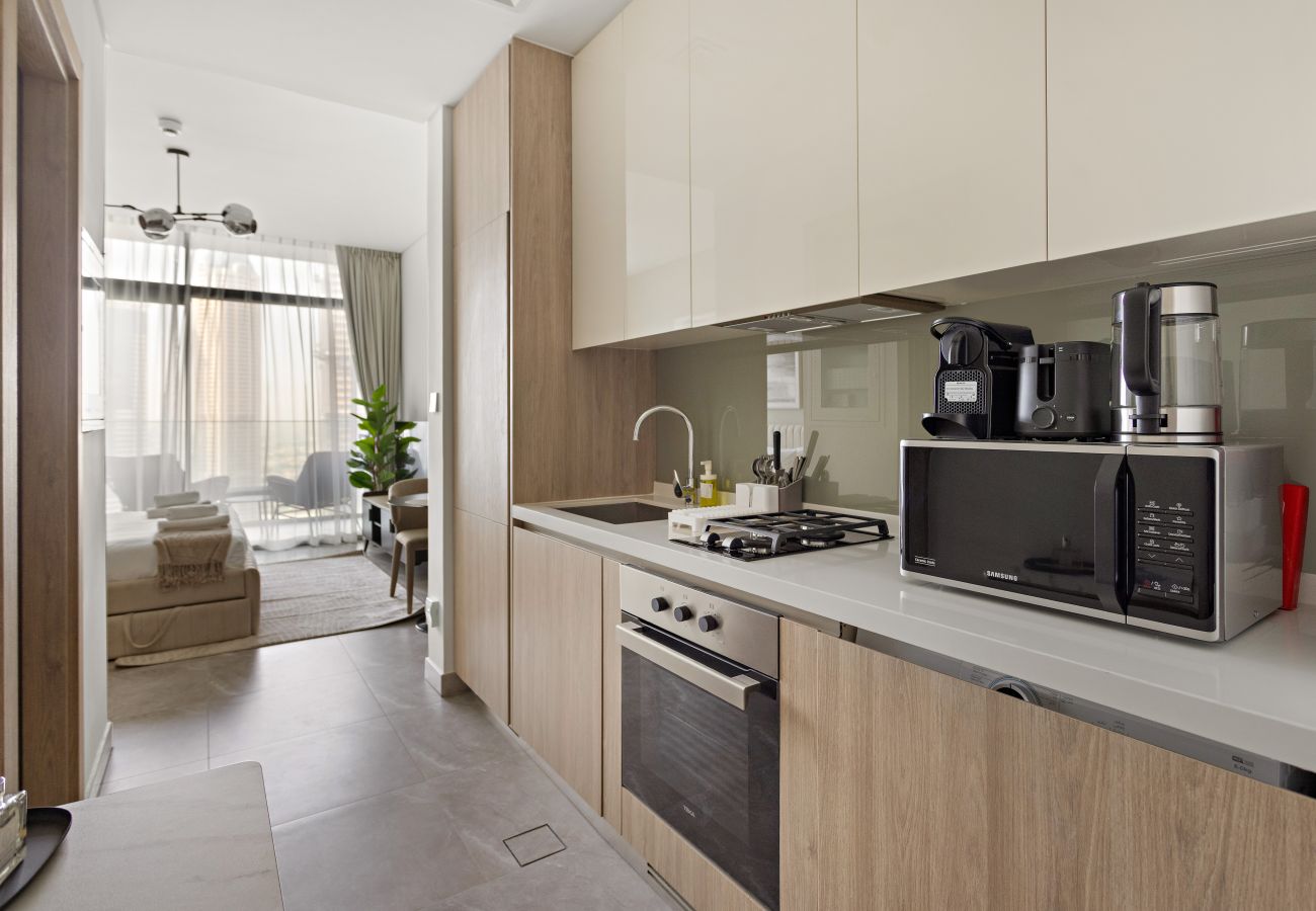 Apartment in Dubai -  Modern Studio with Canal Views in Peninsula Two