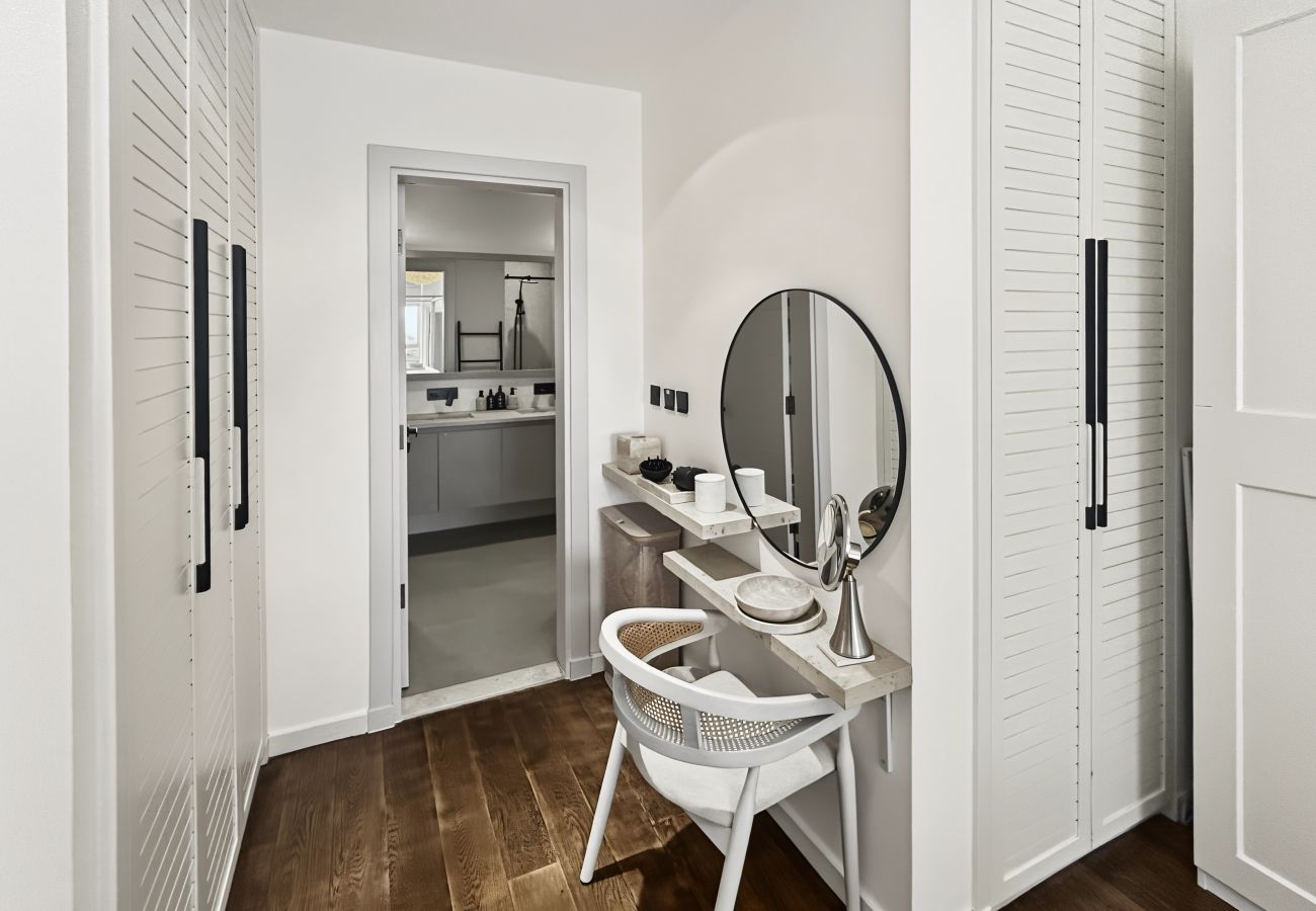 Apartment in Dubai - Luxury 3BD Apartment in Palm Jumeirah | Marina Views & Stunning Sunsets