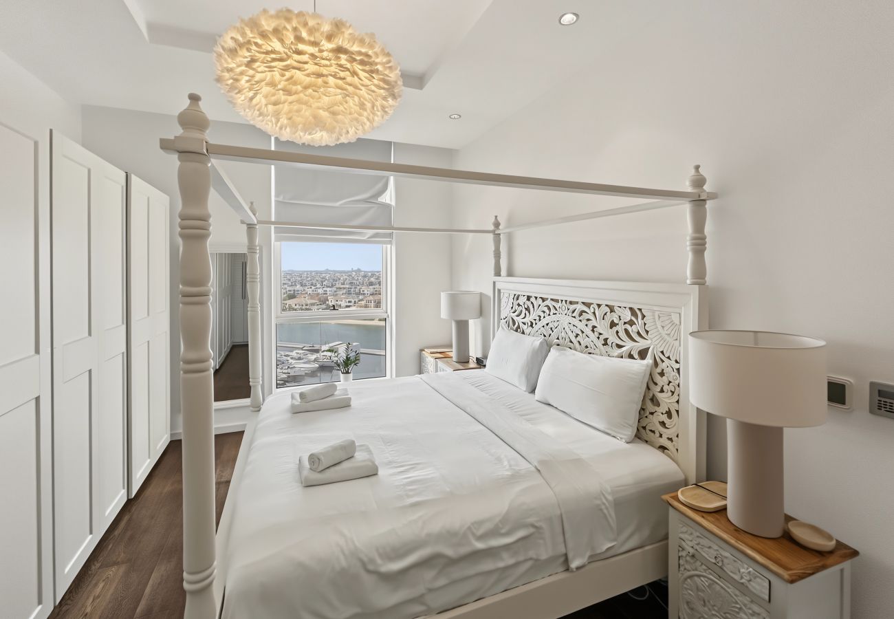 Apartment in Dubai - Luxury 3BD Apartment in Palm Jumeirah | Marina Views & Stunning Sunsets