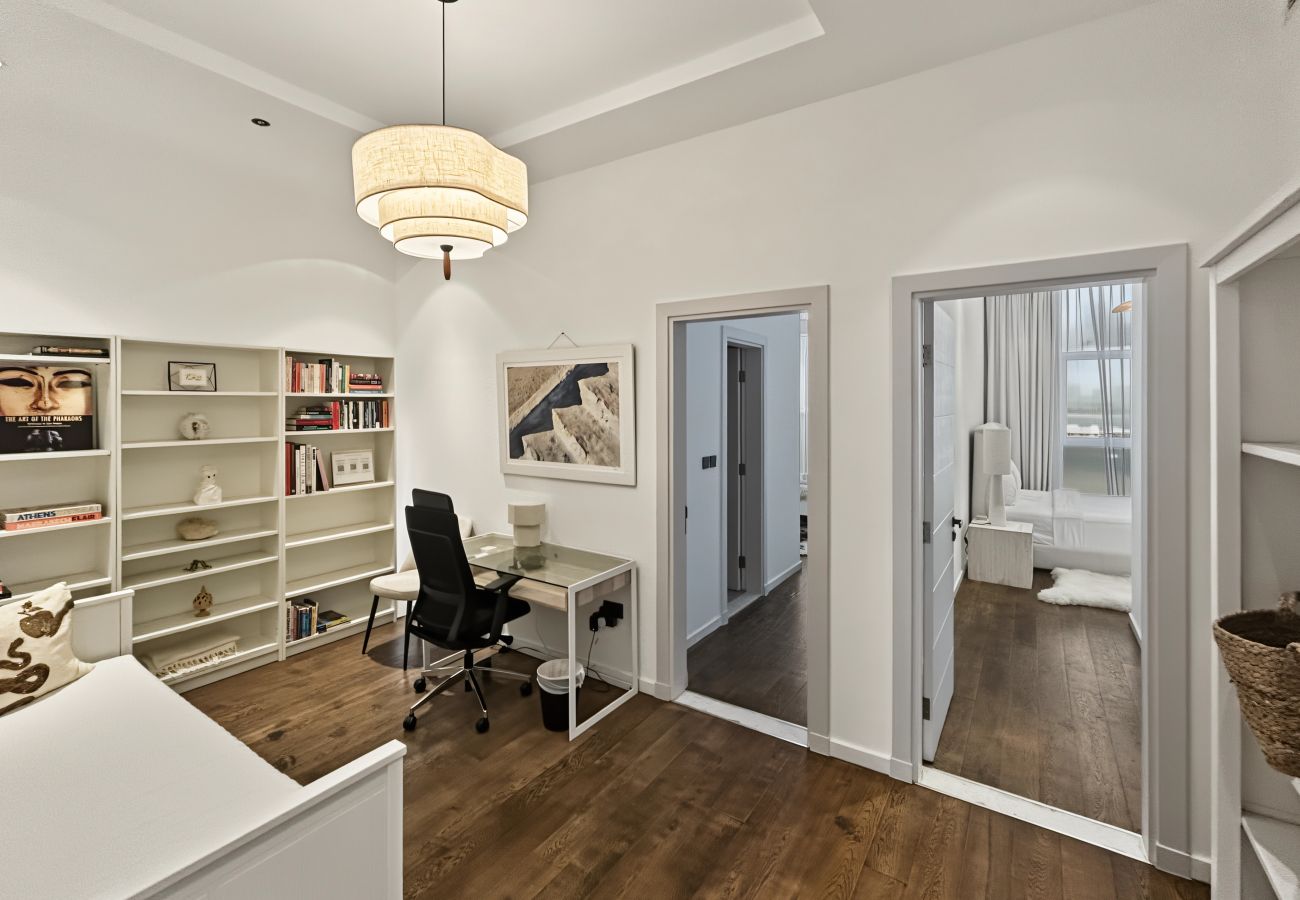 Apartment in Dubai - Luxury 3BD Apartment in Palm Jumeirah | Marina Views & Stunning Sunsets