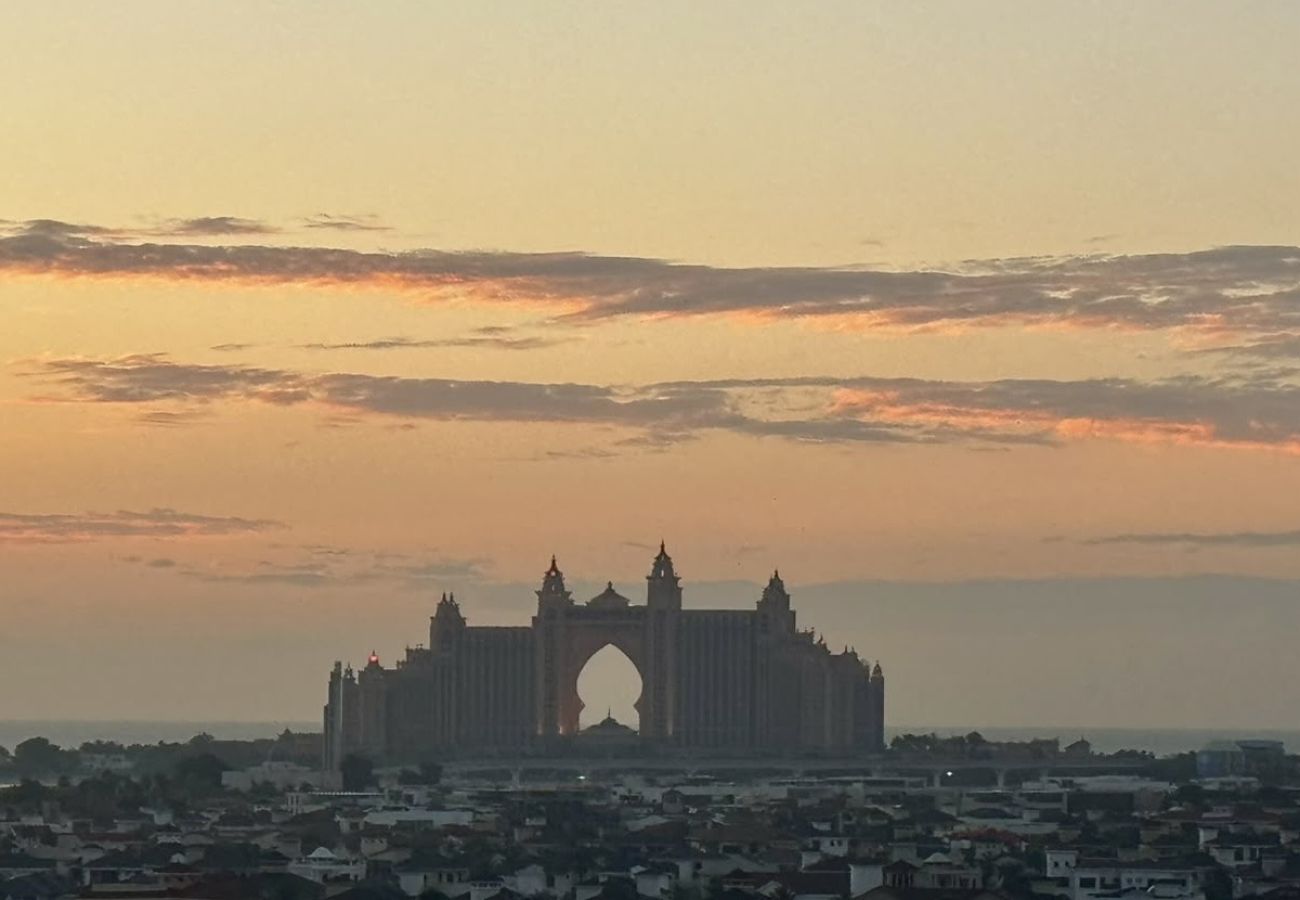 Apartment in Dubai - Luxury 3BD Apartment in Palm Jumeirah | Marina Views & Stunning Sunsets