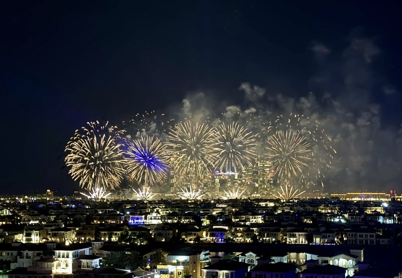 Apartment in Dubai - Luxury 3BD Apartment in Palm Jumeirah | Marina Views & Stunning Sunsets