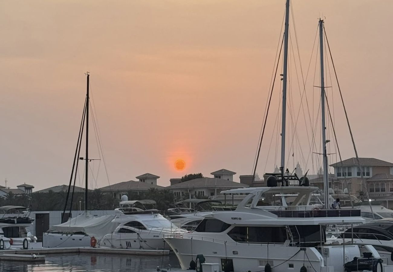 Apartment in Dubai - Luxury 3BD Apartment in Palm Jumeirah | Marina Views & Stunning Sunsets